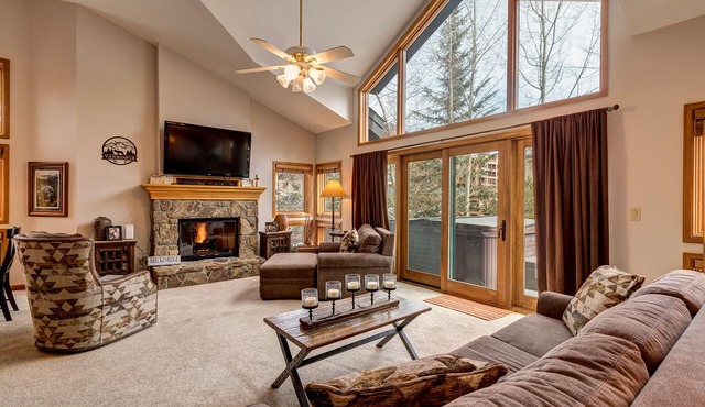 Private hot tub, quick walk to ski lifts and downtown! Beautiful decor, and quie
