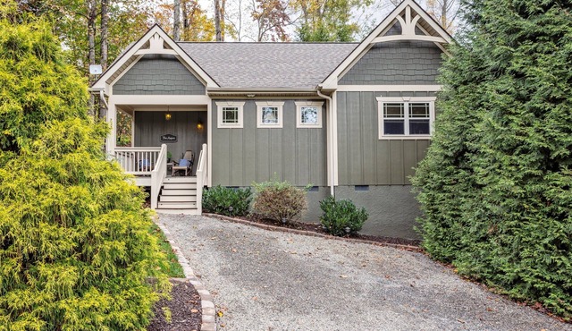 Private Hot Tub, Quiet Setting, Spotlessly Clean Cottage