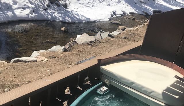 Private Hot Tub right on Fall River only 1 mile Rocky Mtn National Park