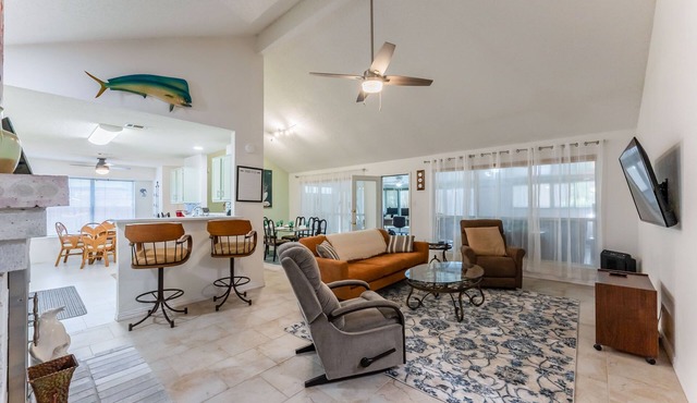 Private Hot Tub, Stone Floors, Tall Fenced Yard, Fire Pit, & BBQ Grill