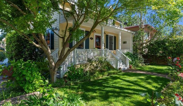 Private Hot Tub/Short Walk to Downtown