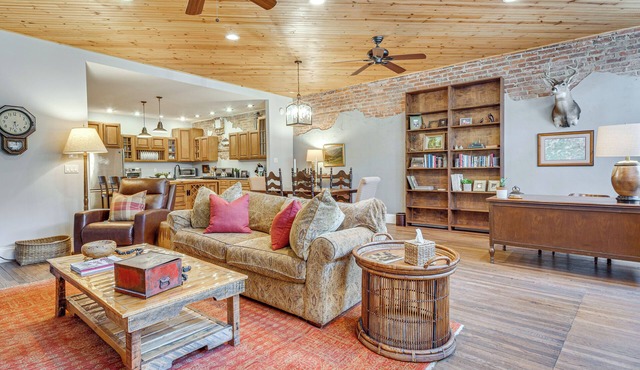 Private Hot Tub, Steps to Main St: Saluda Retreat