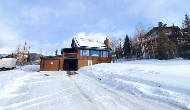 Private hot tub, Trails, Deck, Incredible views !