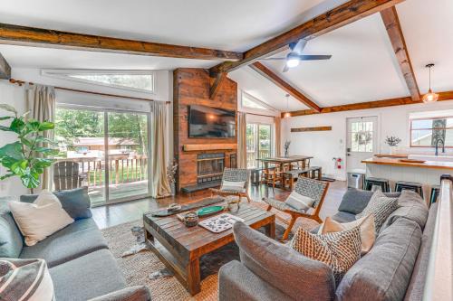 Private Hot Tub Tree-Lined Poconos Home!