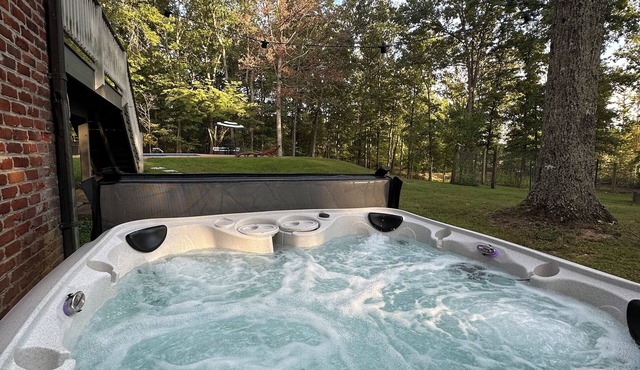 Private Hot Tub, Pool, Firepit 3 Bdrm/2 Bth in Wine Region of Year