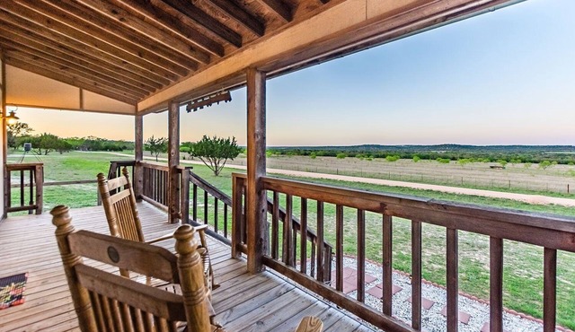 Private Hot Tub - Fireplace - Wildlife - 4 Min. to Downtown