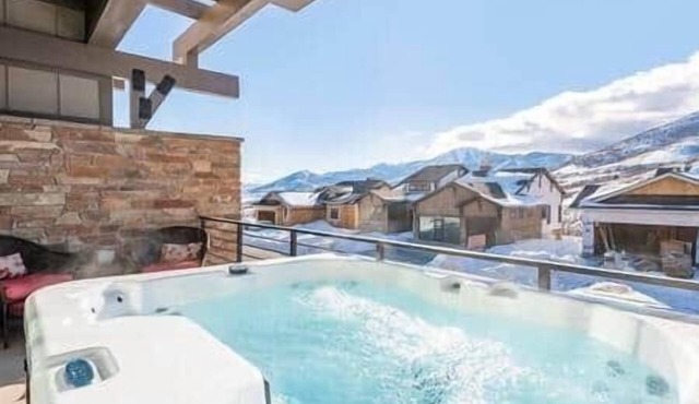 Private Hot Tub, Views of the Lake, just min to Main St!, Private Hot Tub, Views of the Lake, just m