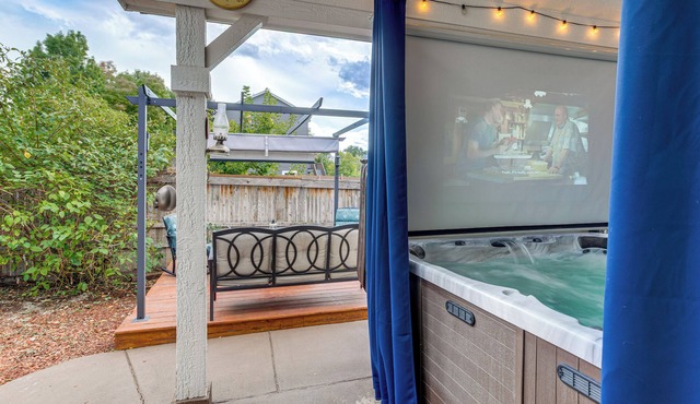 Private Hot Tub w/Projector: Modern Aurora Home