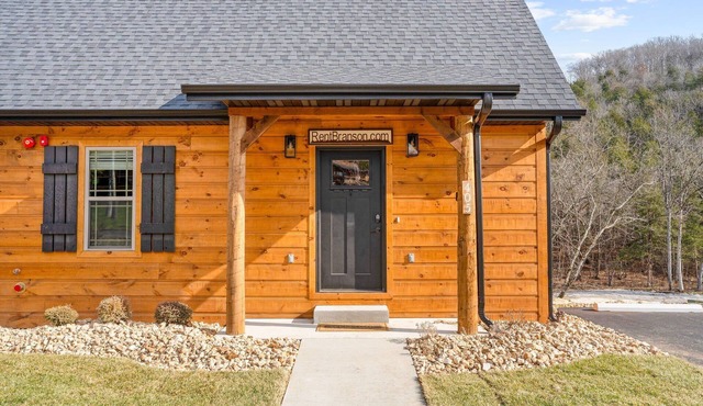 Private Hot Tub Weekend Cabin Near Thunder Ridge with Arcade, Community Pools & Free Daily Tickets