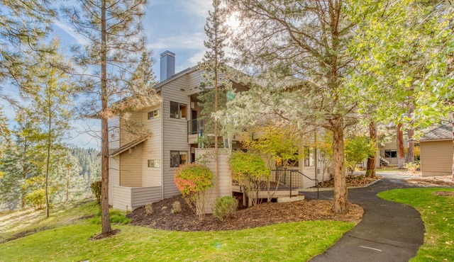 Private, Hotel Style Room, Queen bed at Desirable Mount Bachelor Village Resort