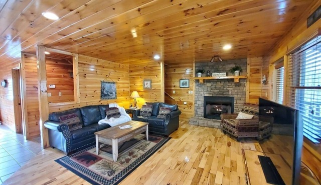 Private HotTub,close to ❤️ of Gatlinburg,RockyTop Sports,parking,WIFI,Game Rm