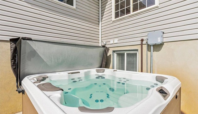 Private HotTub, Veranda & Fully Fenced Yard!