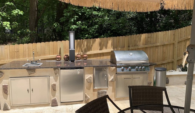 Private house 15mins.from Raleigh Dntwn w/private pool, hot tub, and firepit.