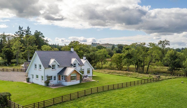 Private house in 60 acres on shores of Loch Lomond, sleeps 8