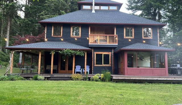 Private house in a sunny forest: The Fox Glove House