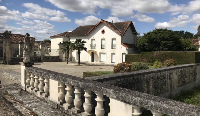 Private house in the park of a castle, swimming pool, billard