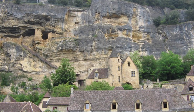 Private house, outbuildings, wooded park, between Quercy and Perigord Black
