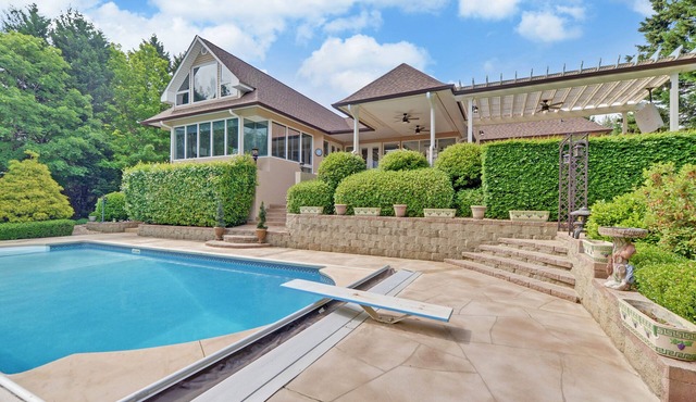 Private House Retreat on Beautiful Lake Hartwell with Private Pool