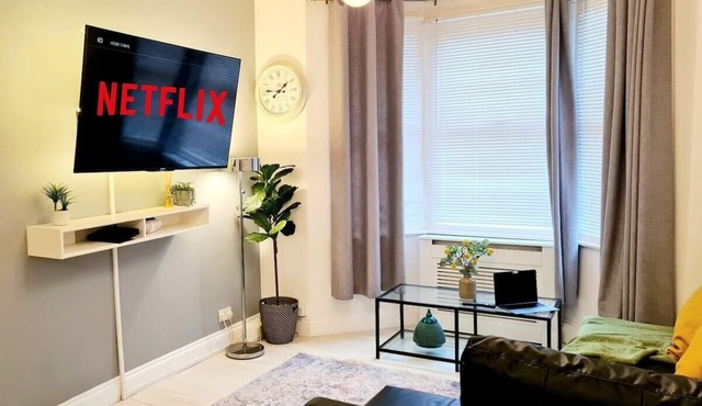 Private House With FREE Parking