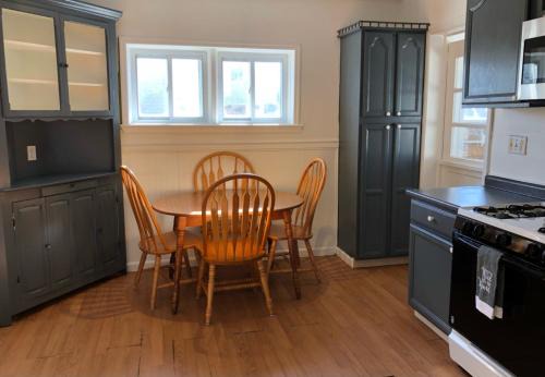 Private house with 3 bedrooms and 1 bathroom, free parking, convenient to NYC Manhattan bus and train, MetLife Stadium FIFA World Cup 35 minutes away