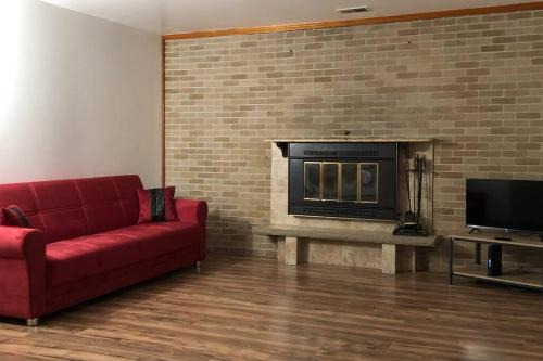 Private house with 4 bedrooms and 2 bathrooms and direct NYC Manhattan train only 10 minute walk away