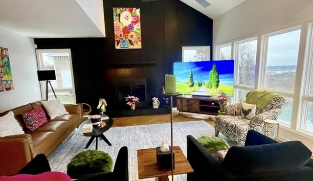 Private house with city and lake views- close to everything