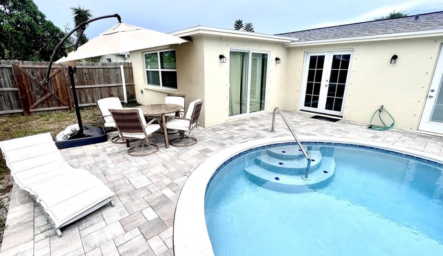 Private House with Heated Pool, Close to Attractions!