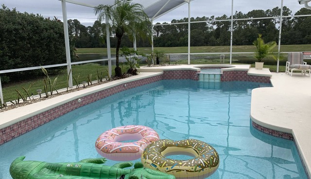 Private house with pool and jacuzzi, lake views, backyard with lake view, patio!