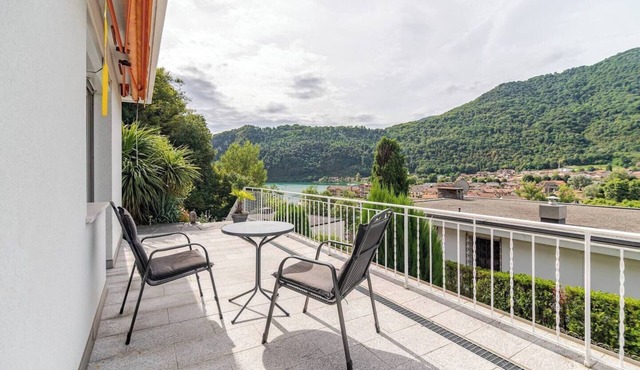 Private house with Pool 150m from the Lake.