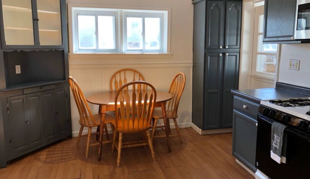 Private house with 3 bedrooms and 1 bathroom and free parking convenient to NYC Manhattan bus and train