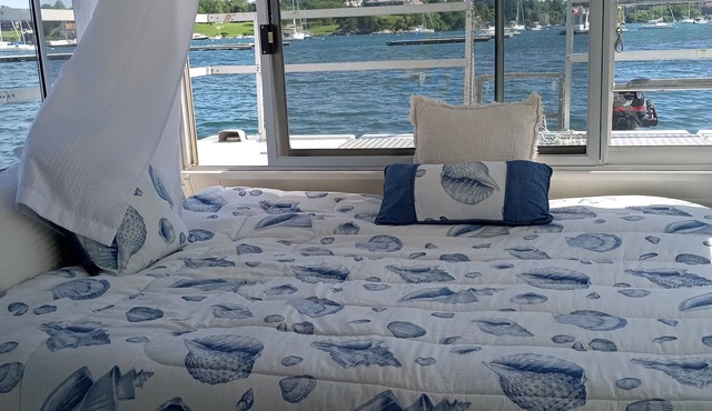 Private Houseboat In Beautiful Newport Harbor