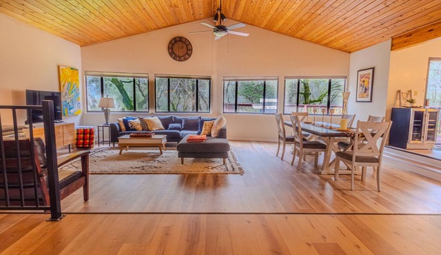 Private hse on 25 acre vineyard with stunning views of rolling country hills.