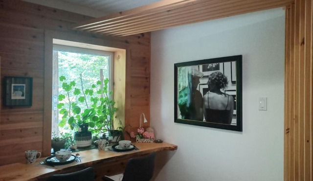 Private Hummingbird Room - Modern & Cozy