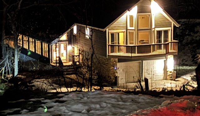 Private In City retreat 12+ Guests 4 bedrooms 3.5 Bath +Bonus Kitchen downstair