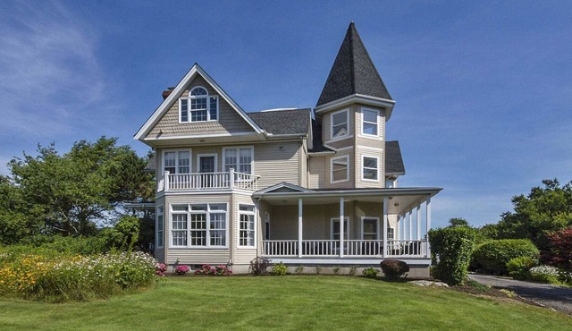 Private IN-GROUND POOL & YARD! Fabulous coastal retreat close to beaches, BI Ferry & more!