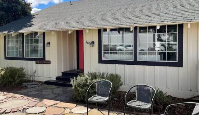 Private in town house with HUGE yard. Pet Friendly