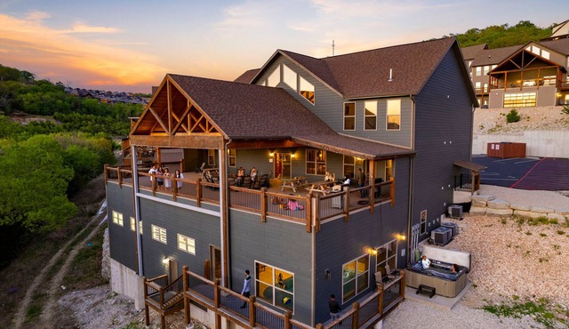 Private Indoor Pool & Basketball Court Retreat with Arcade Games, Sleeps 50, Free Tickets & Views