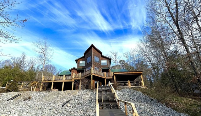 Private indoor pool Spacious Upgraded Lake Cabin. Perfect for Family Gatherings