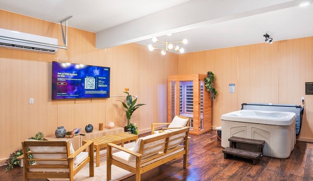 PRIVATE INDOOR SPA HOT TUB + SAUNA + BILLIARDS + PINGPONG + POKER LOUNGE