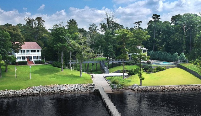 Private infinity pool, hot tub, tennis/basketball court on the Neuse River!
