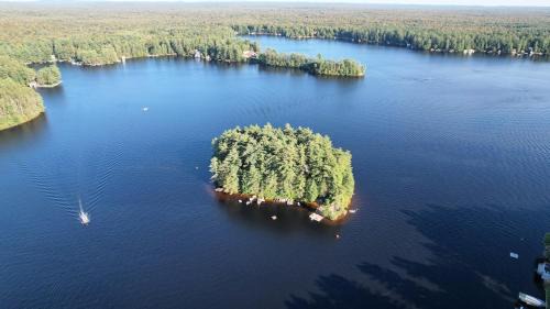 Private Island, 5 Homes, 2 HotTub, Boat -Sleeps 17
