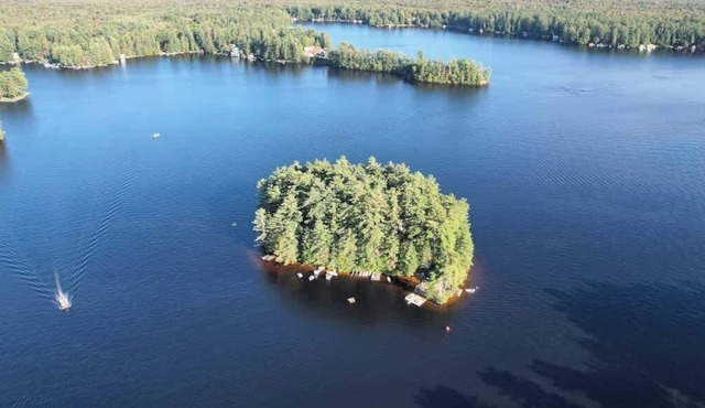 Private Island, 5 Homes, 2 HotTub, Boat -Sleeps 17