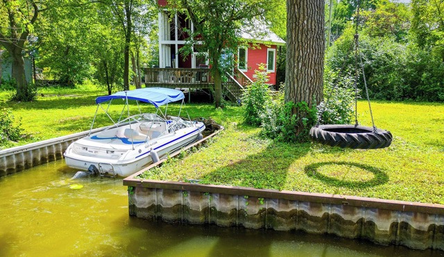 Private Island. Charming 3-bed on. Boat included. WiFi, AC in tranquil Fox Lake