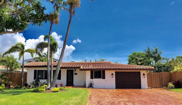 PRIVATE ISLAND HOME WITH POOL & WALK TO PRIVATE BEACH - GUEST FAVORITE! Must see