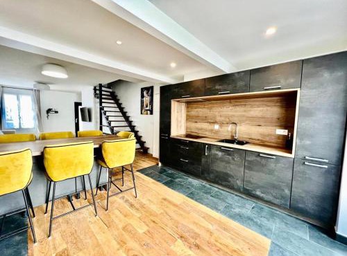 Private Jacuzzi House, Free parking, 45 min from La Défense Arena