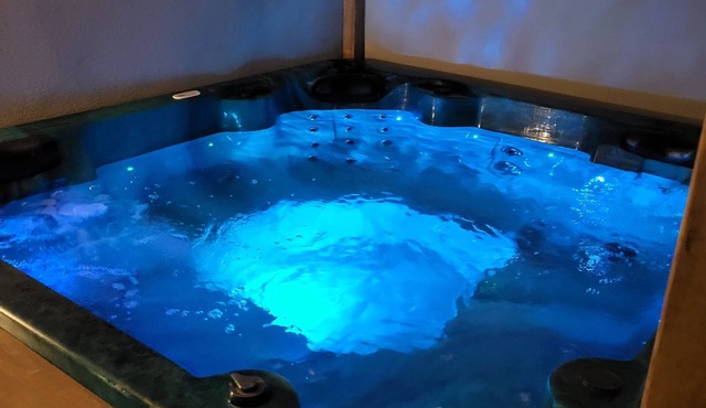 Private Jacuzzi with garden (ideal for couples & families)