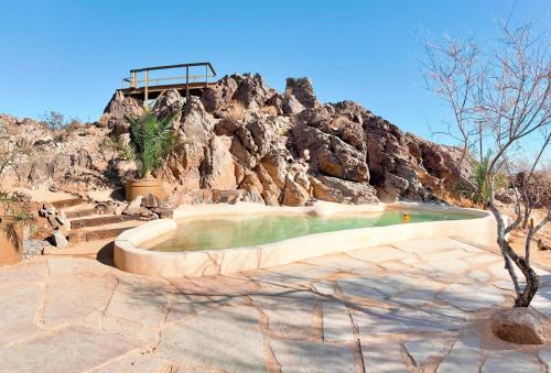 Private Joshua Tree Oasis w Pool and Hot Tub