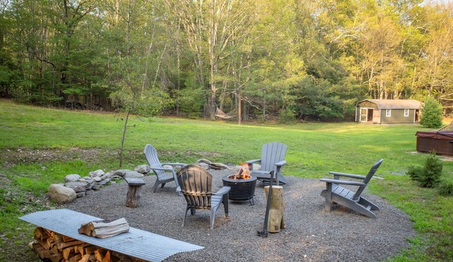 Private Kerhonkson cottage on 3 acres with hot tub, pure coziness.nnnnnnn