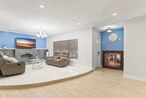 Private King Master Suite Near Hardrock Stadium