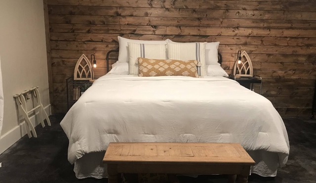 Private King Suite-pool house,hot tub, spa, bfast!